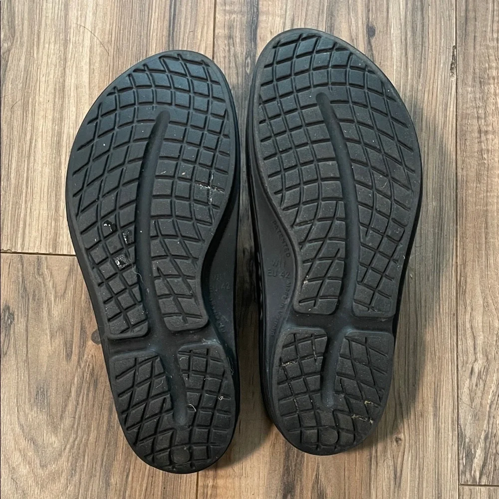 OOFOS Black Comfort Sandals - Picture 3 of 4